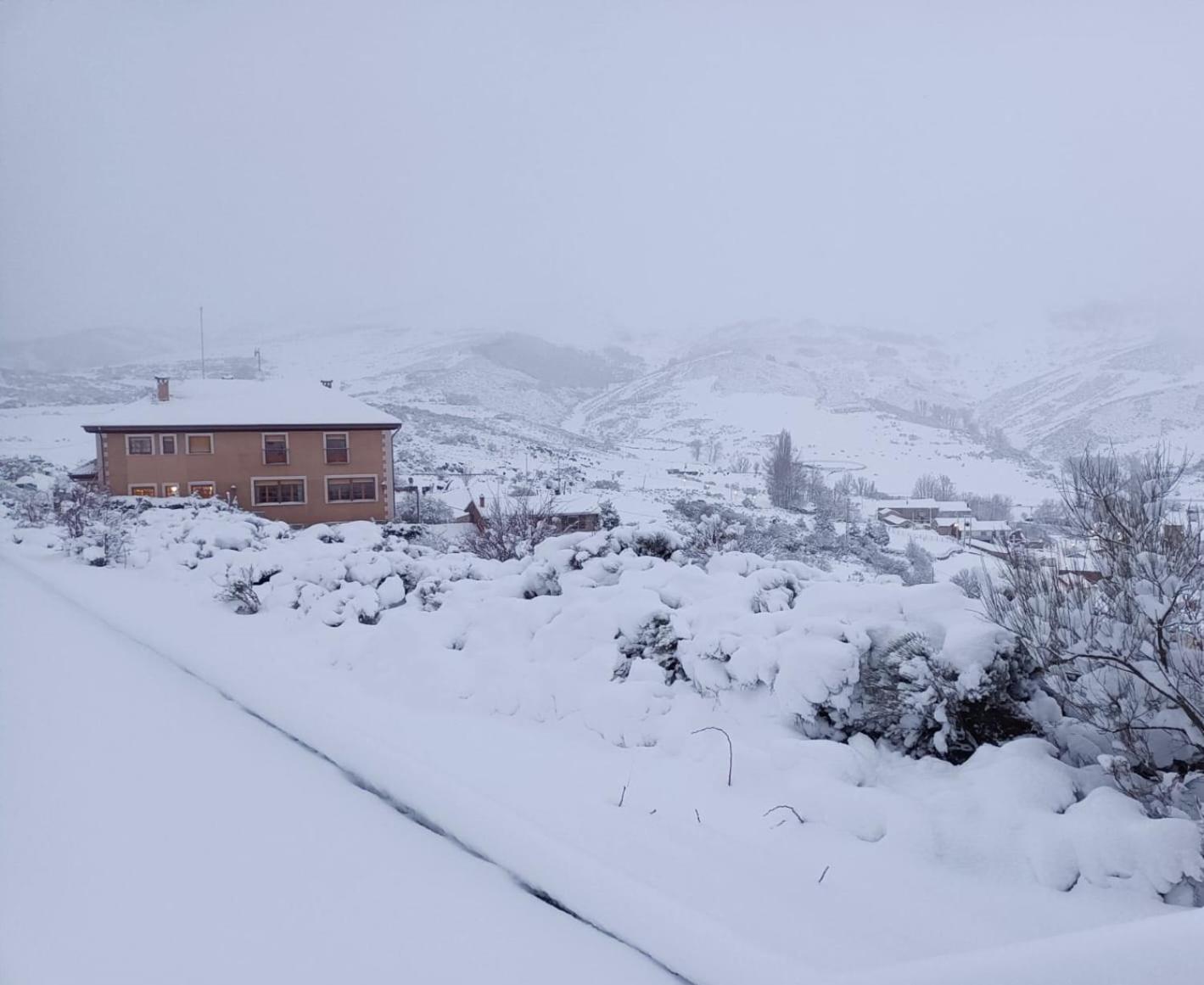 Hotel Pico Espiguete Alba de los Cardaños 外观 照片